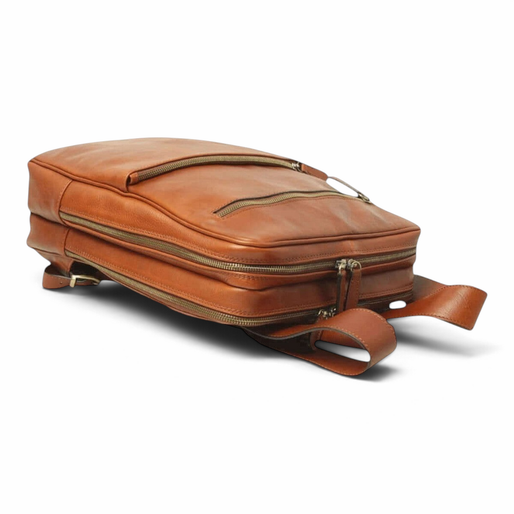 Zaino in pelle marrone con tasca superiore e zip laterale, tracolla