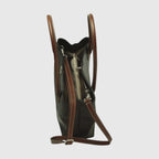Borsa in pelle nera bicolore vista laterale con tracolla e fibbia.