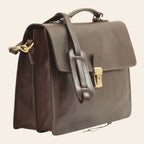 Borsa porta laptop in pelle marrone scuro con tracolla regolabile e fibbia frontale