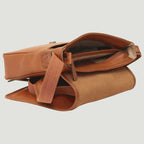 Borsa messenger in pelle marrone con apertura a patta e tracolla, interno visibile