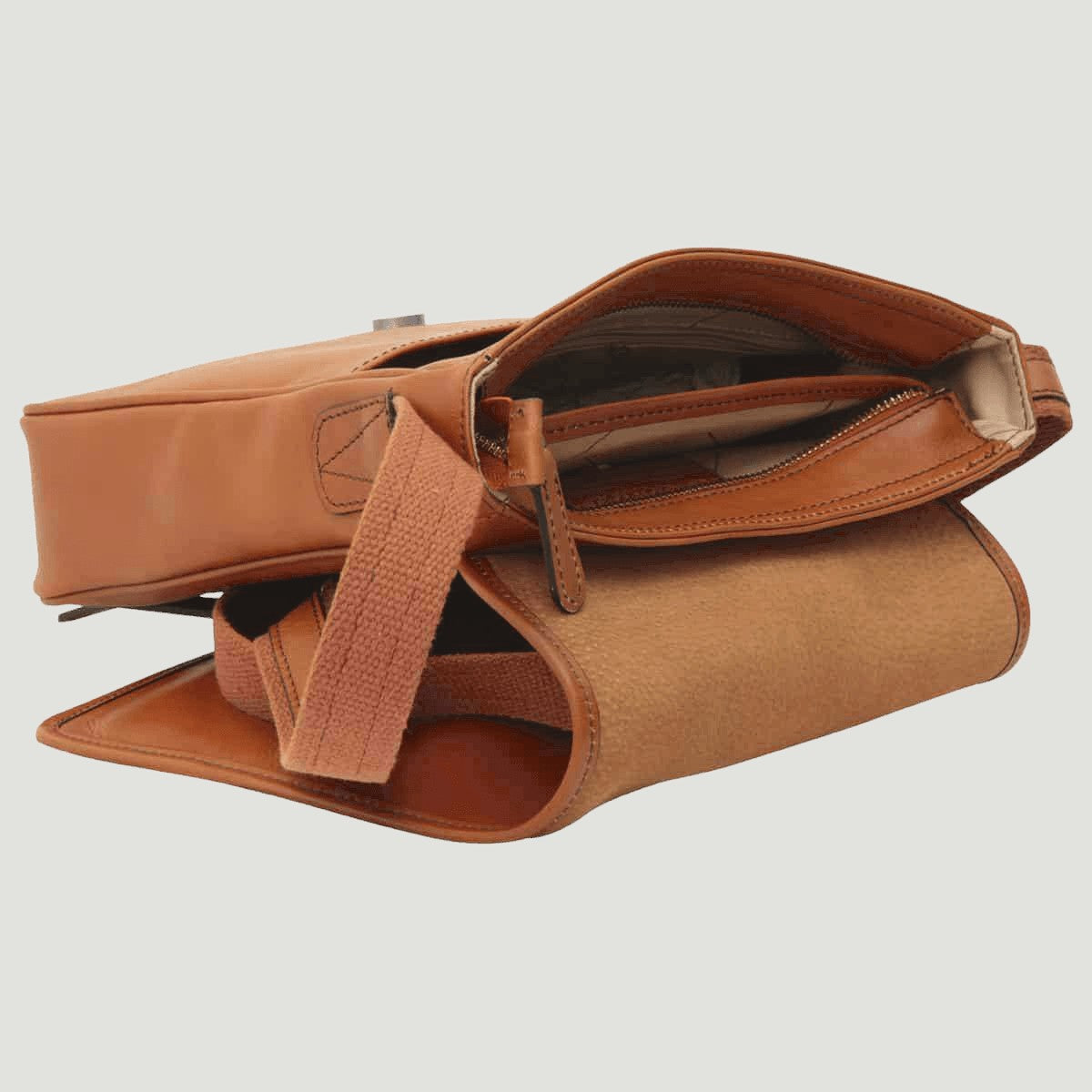 Borsa messenger in pelle marrone con apertura a patta e tracolla, interno visibile