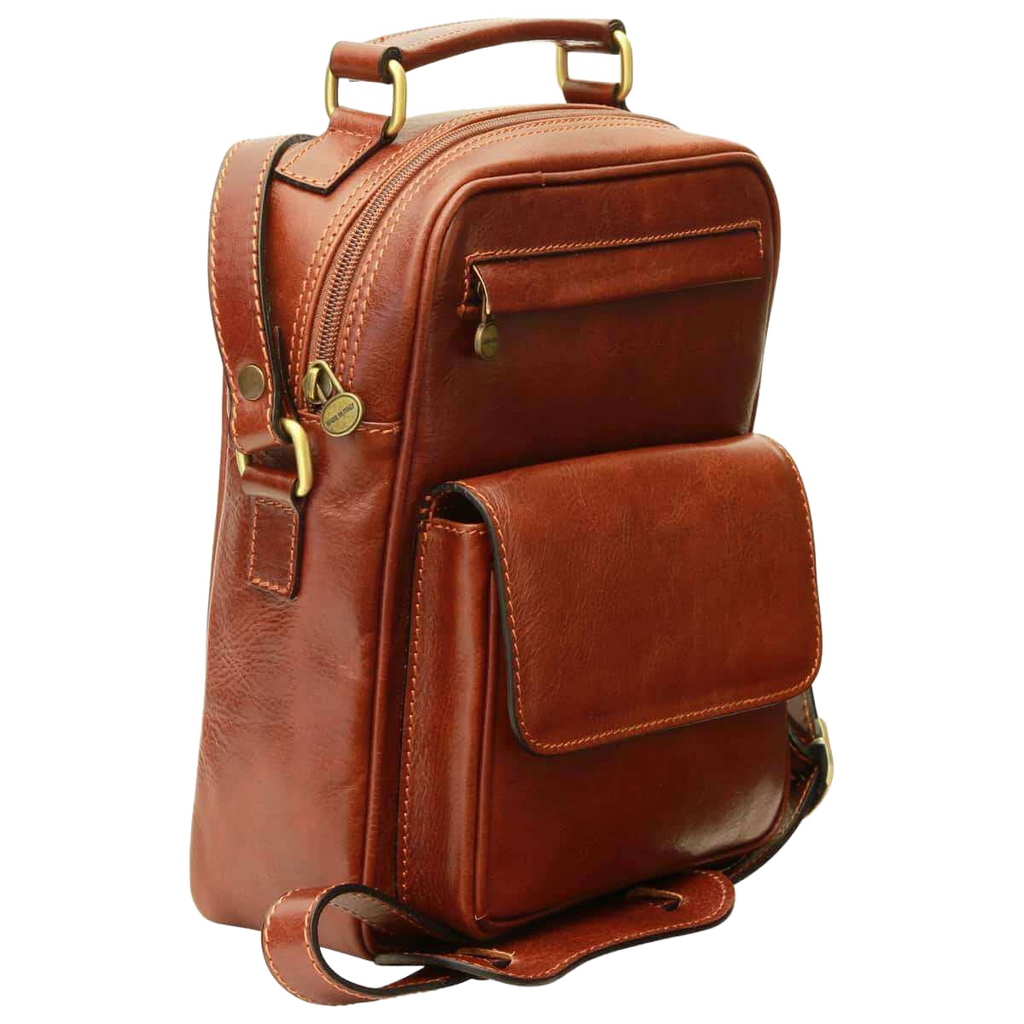 Borsa a tracolla marrone con zip laterale, tasca frontale con patta e tracolla