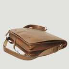 Borsa messenger in pelle marrone con patta e base ampia, tracolla in pelle