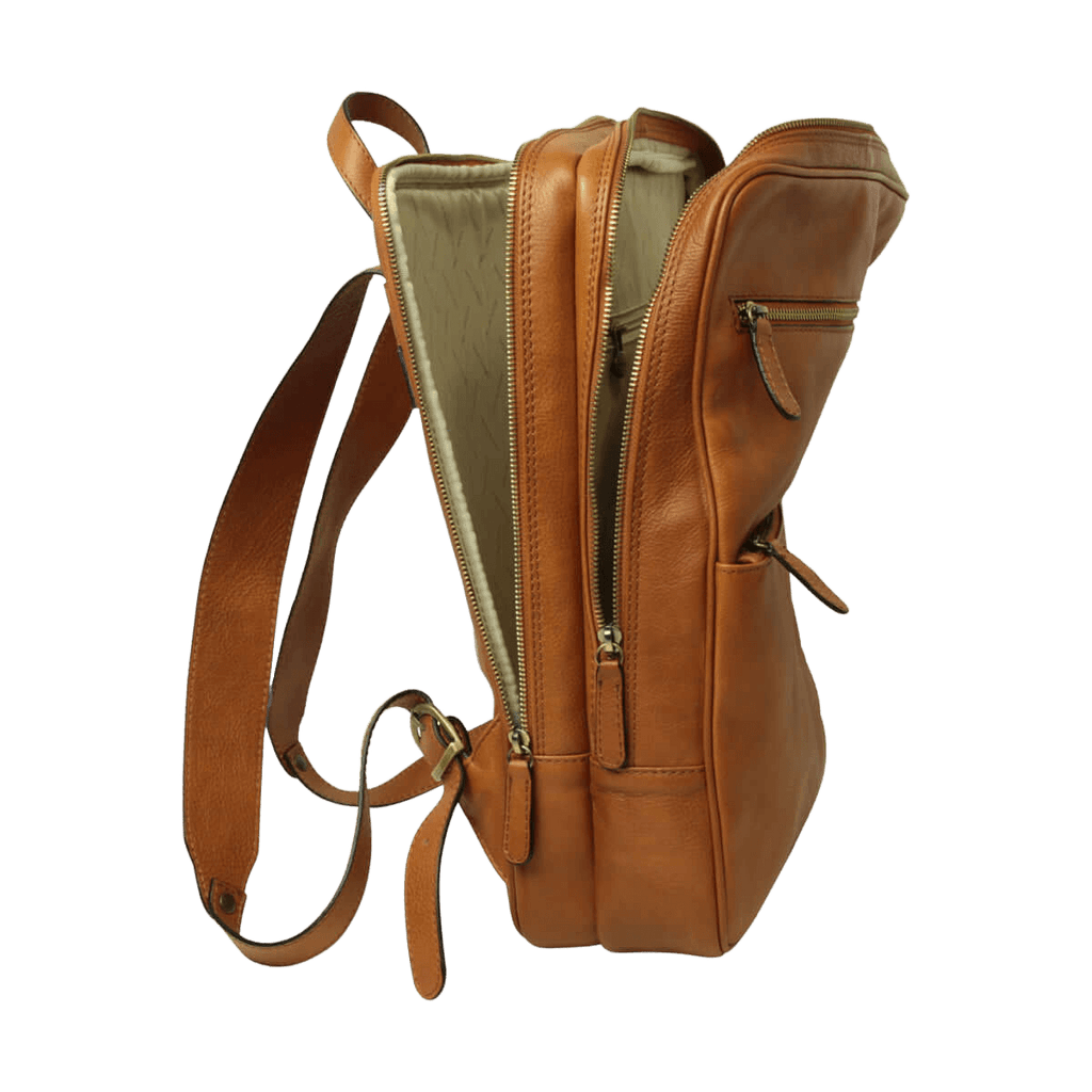 Zaino in pelle marrone con tasca laterale e tracolla regolabile, zip verticali.