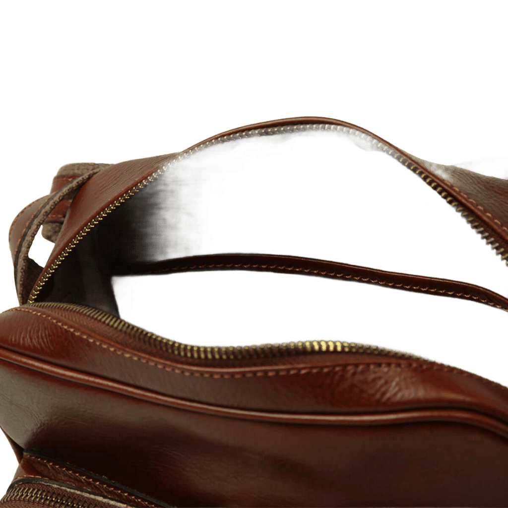 Borsa messenger in pelle marrone dettaglio interno e bordo con zip