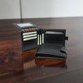 Portafoglio bifold in pelle nera con fessure per carte e tasca interna
