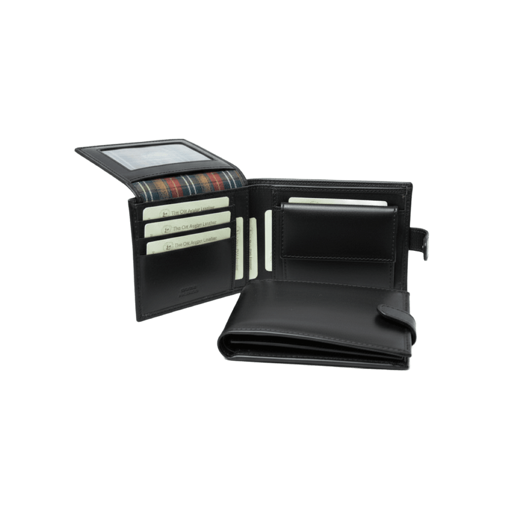 Portafoglio bifold in pelle nera aperto, fessure per carte e tasca per banconote.