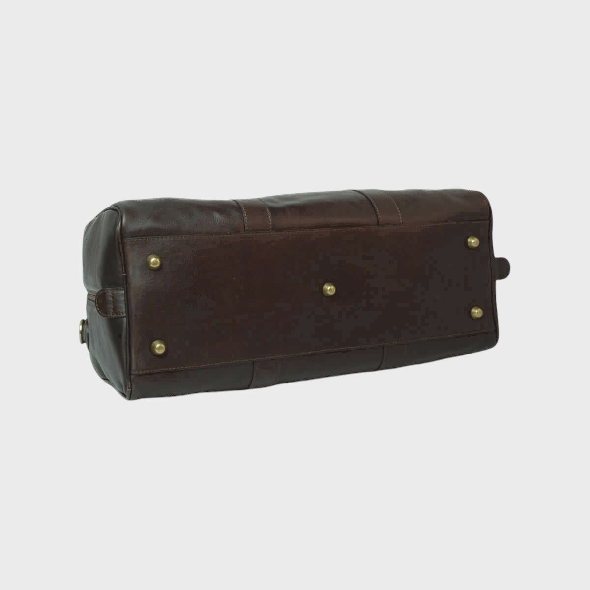 Borsone da viaggio in pelle marrone scuro con borchie metalliche sul lato.