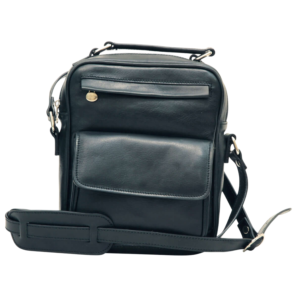 Borsa a tracolla in pelle nera con tasca frontale e tracolla regolabile.
