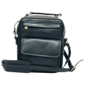 Borsa a tracolla in pelle nera con tasca frontale e tracolla regolabile.