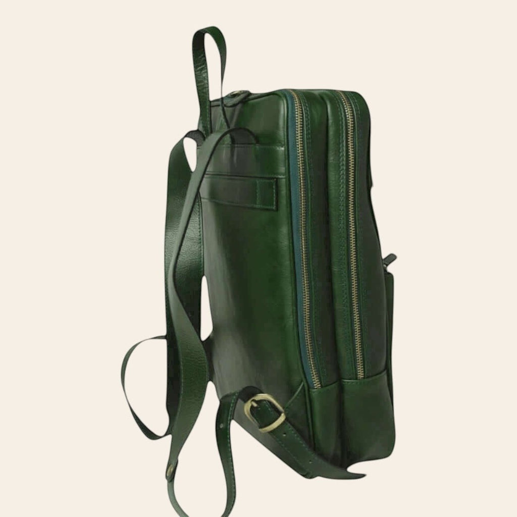 Mochila de piel de becerro en color verde, vista lateral trasera con tirantes y dos compartimentos con cremallera