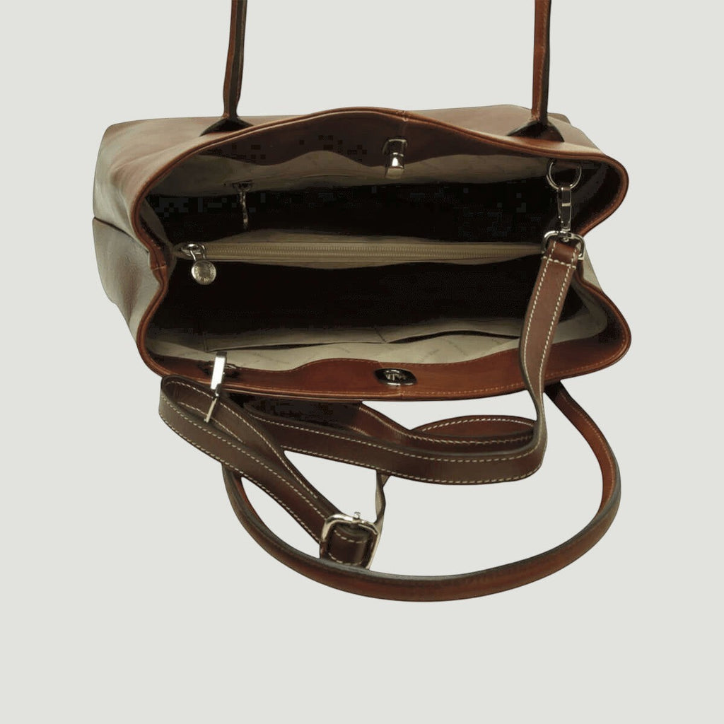 Borsa marrone in pelle con interno capiente e tracolla con moschettoni