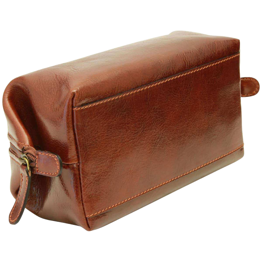 Astuccio cosmetici in pelle marrone con pattina anteriore e cerniera laterale.