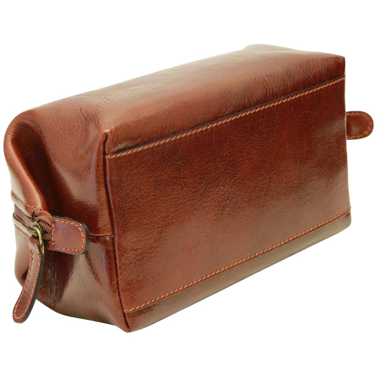 Astuccio cosmetici in pelle marrone con pattina anteriore e cerniera laterale.
