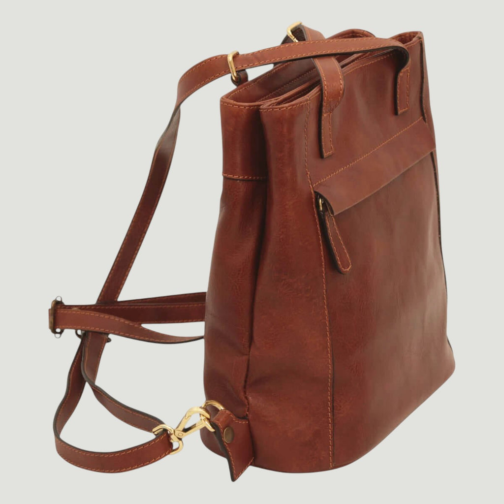 Zaino in pelle marrone con cinturino lungo e tasca frontale con patta.