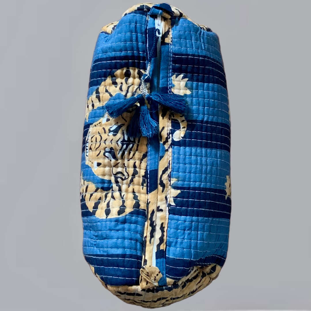 Pochette da Viaggio Roary Pouches Tigers on Blue, pattern with tigers on blue background, ideal travel accessory.