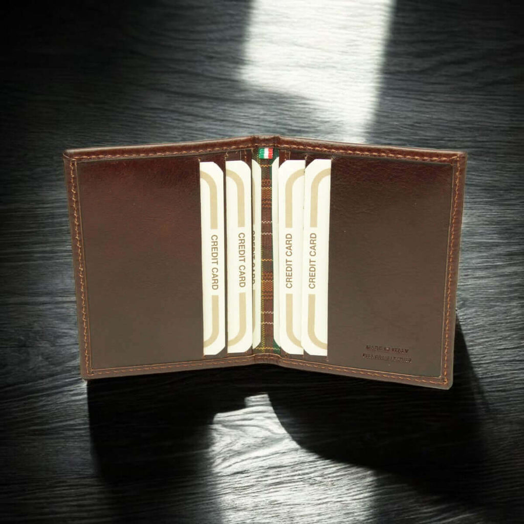 Porta carte in pelle marrone RFID con tasche per carte e logo centrale, vista frontale