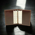 Porta carte in pelle marrone RFID con tasche per carte e logo centrale, vista frontale