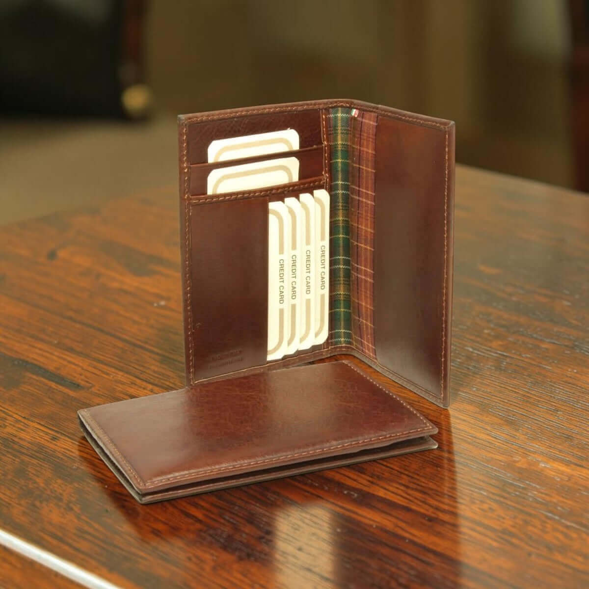 Porta passaporto in pelle marrone Old Angler aperto, tasche per documenti