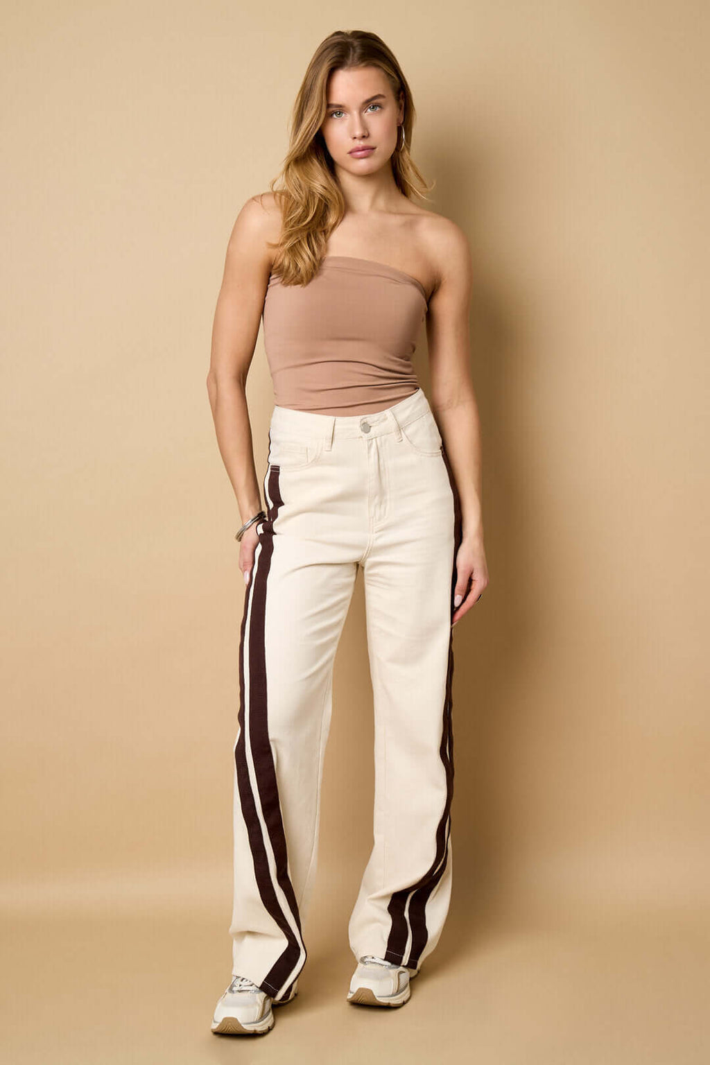Top a fascia marrone chiaro senza spalline, tessuto elasticizzato.