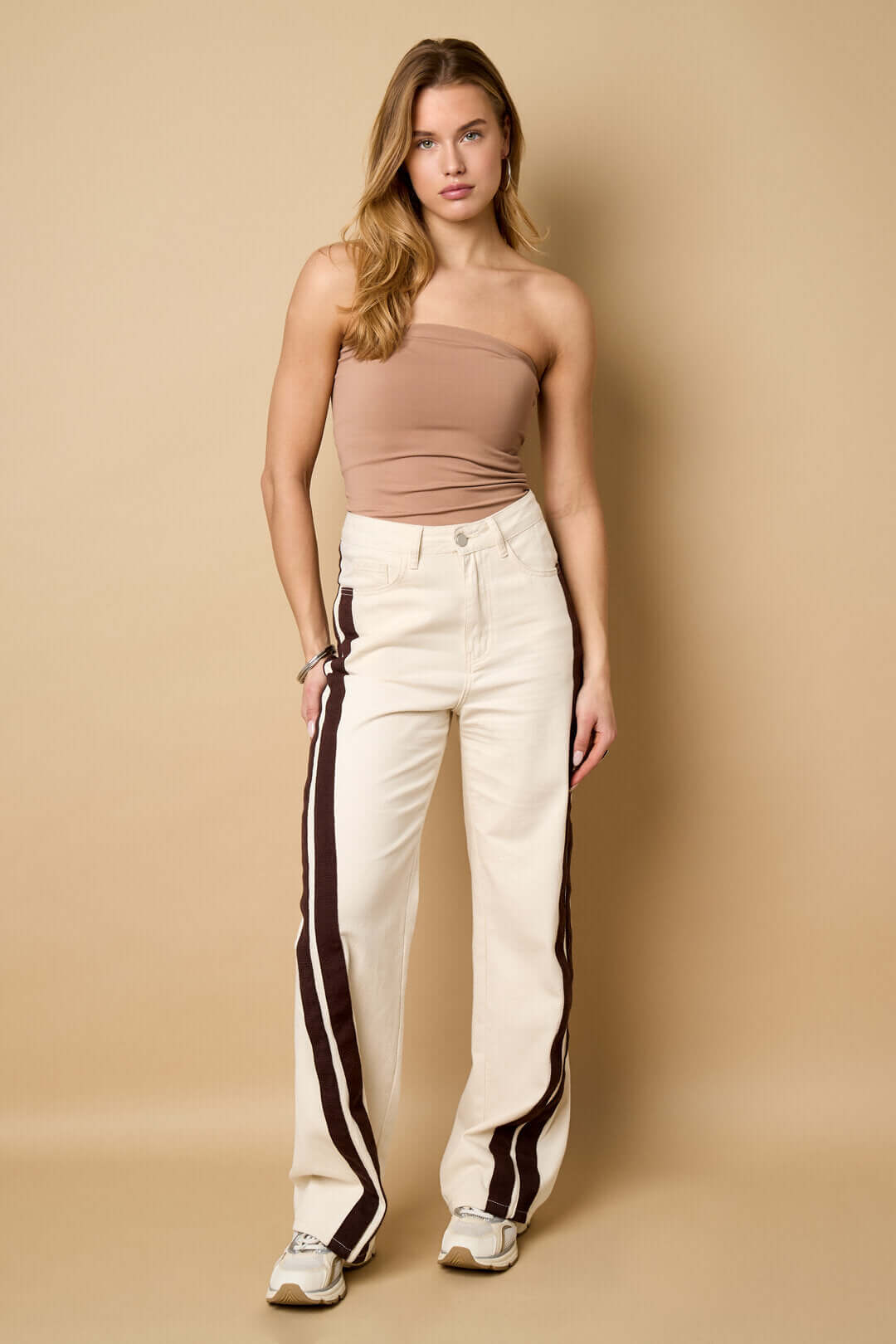 Top a fascia marrone chiaro senza spalline, tessuto elasticizzato.