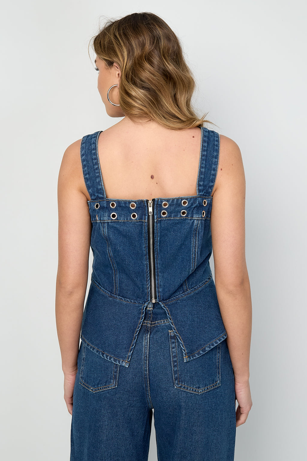 Top in denim con occhielli