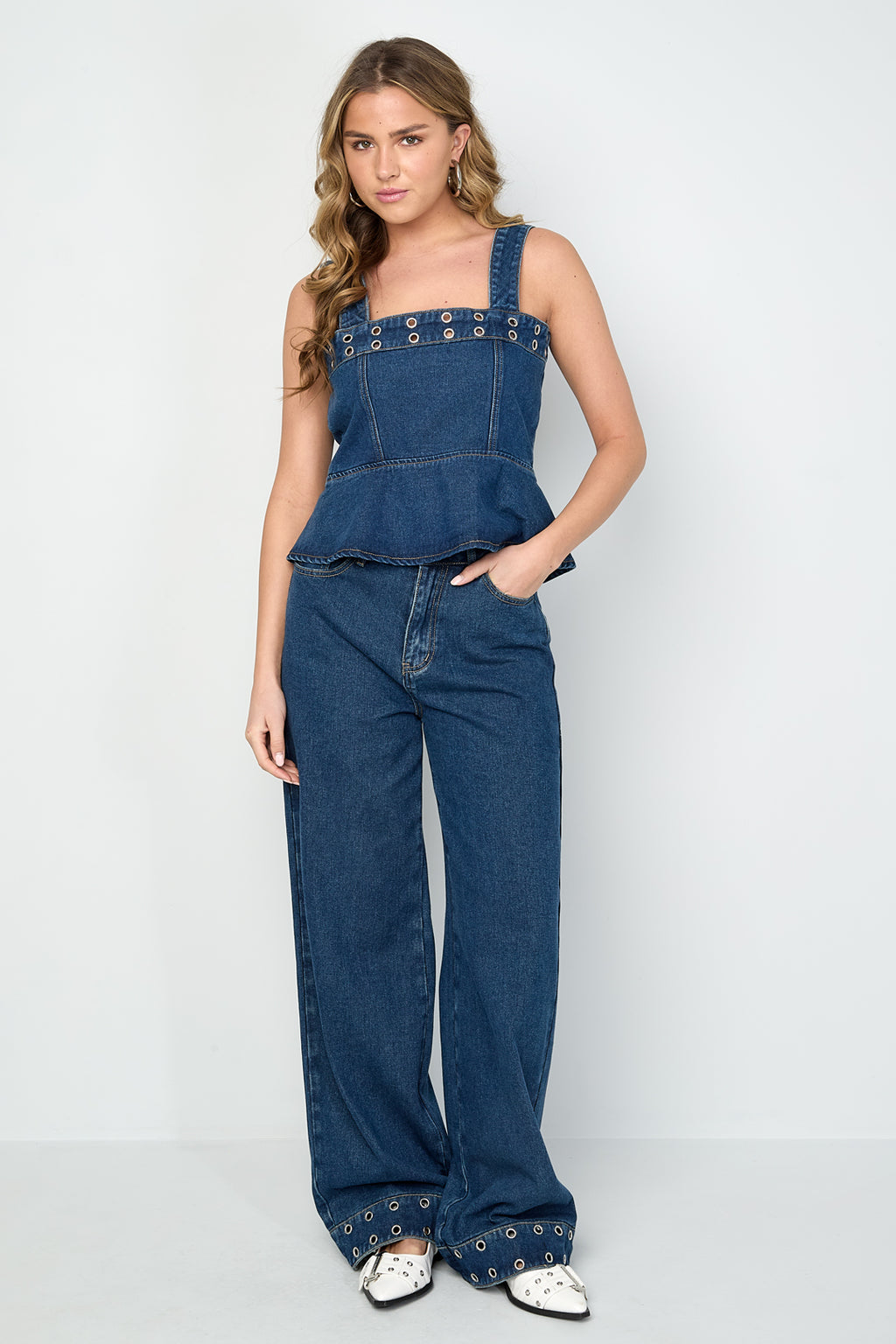 Top in denim con occhielli