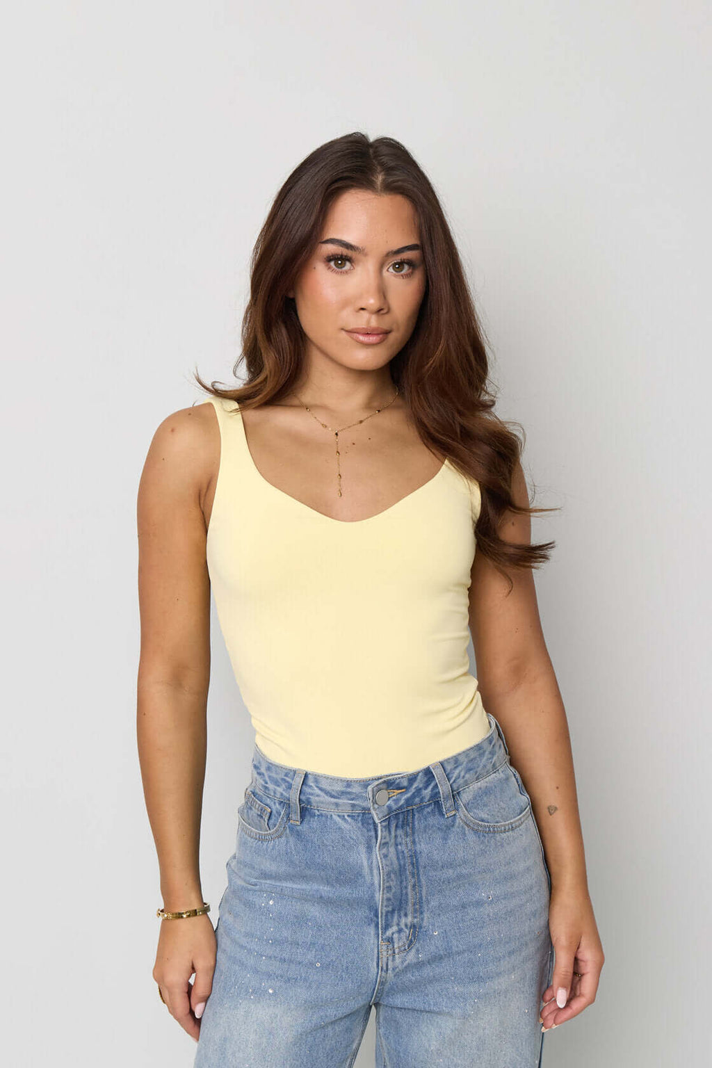 Top da donna con scollo a U, spalline larghe, colore giallo chiaro