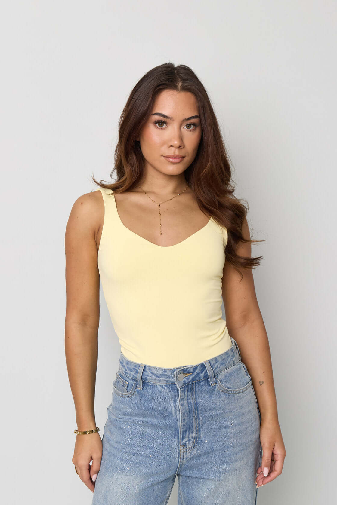 Top da donna con scollo a U, spalline larghe, colore giallo chiaro