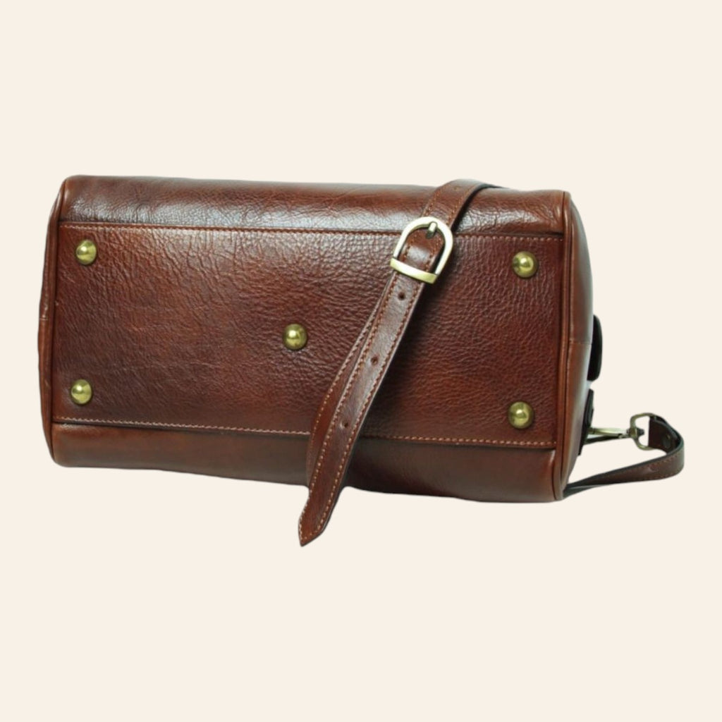Bauletto in pelle di vitello pieno fiore marrone, vista del fondo con piedini metallici