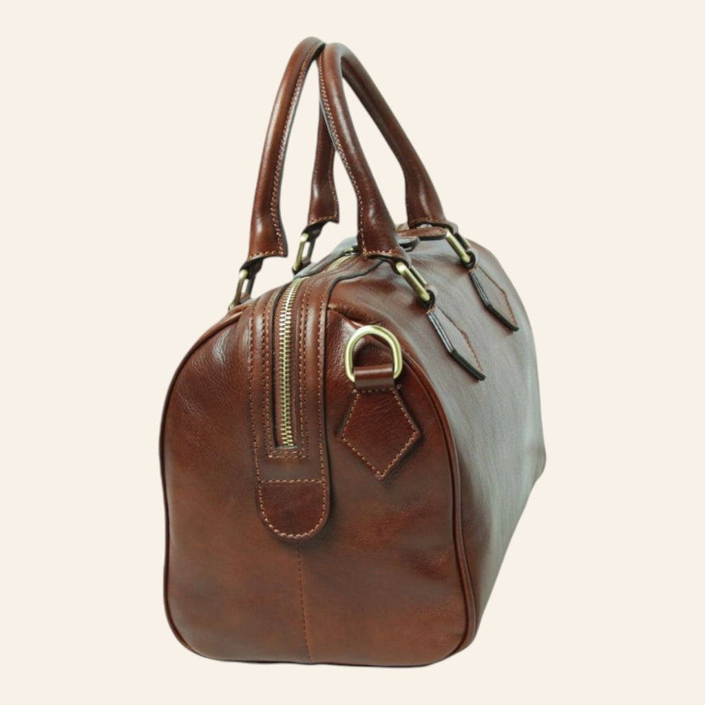 Bauletto in pelle di vitello pieno fiore marrone, vista laterale con dettagli metallici e manici
