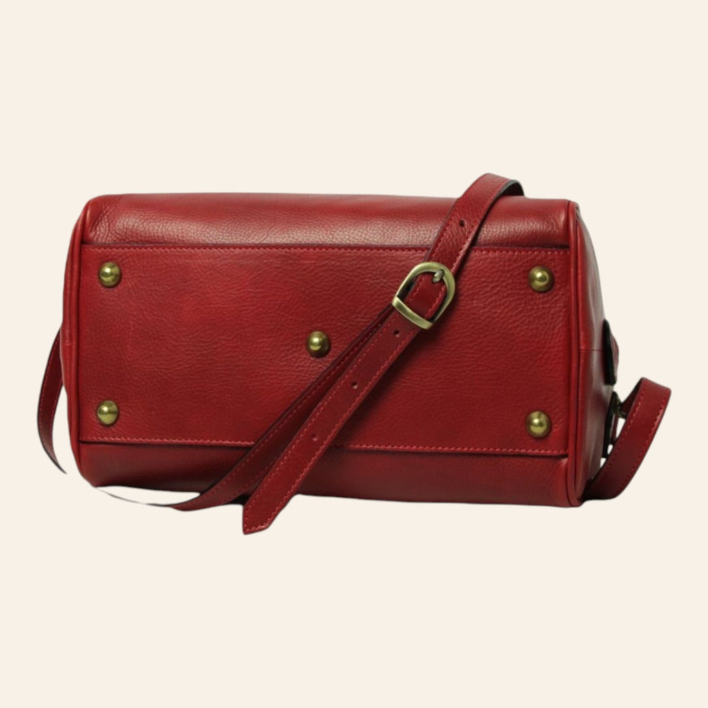 Bauletto Vetrina Fiorentina in pelle di vitello rossa con tracolla regolabile e piedini metallici sul fondo