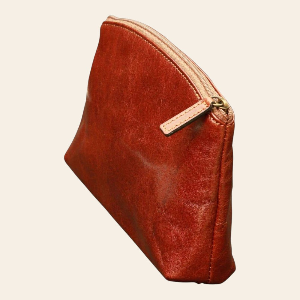 Beauty case Vetrina Fiorentina in pelle vacchetta marrone con chiusura a cerniera, realizzato artigianalmente in Italia.