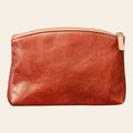 Beauty case Vetrina Fiorentina in pelle di vacchetta marrone con chiusura a zip, realizzato artigianalmente in Italia.