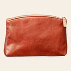 Beauty case Vetrina Fiorentina in pelle di vacchetta marrone con chiusura a zip, realizzato artigianalmente in Italia.