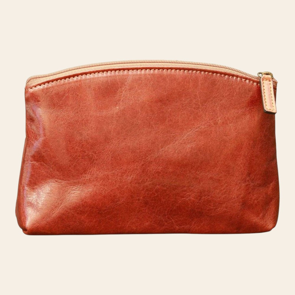 Beauty case Vetrina Fiorentina in pelle di vacchetta marrone con chiusura a zip, realizzato artigianalmente in Italia.