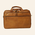 Borsa porta laptop in pelle color coloniale; vista frontale con due scomparti superiori con zip, tasca anteriore con zip e due manici