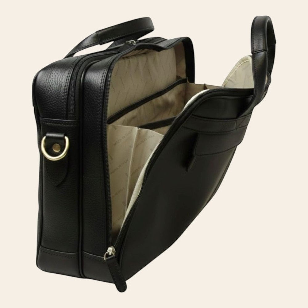 Laptop-Tasche aus schwarzem Leder; geöffnete Dreiviertel-Seitenansicht mit zwei Hauptfächern mit Reißverschluss, hellem Futter und inneren Organizerfächern