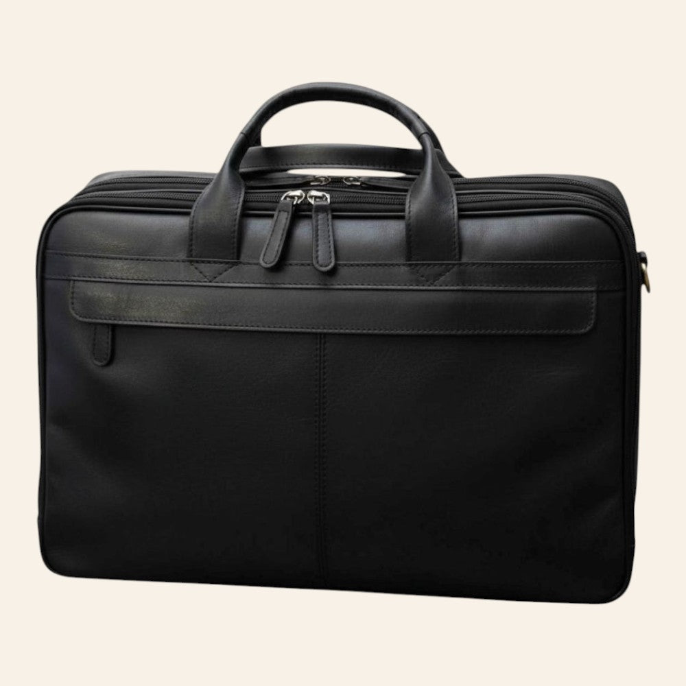 Laptop-Tasche aus schwarzem Leder; Vorderansicht mit zwei Hauptfächern mit Reißverschluss, Vordertasche mit Klappe und zwei Tragegriffen