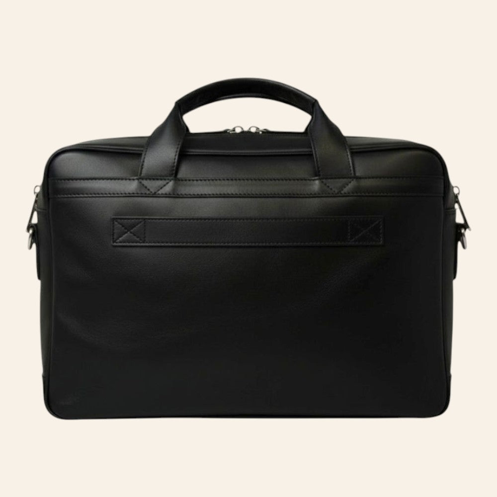 Laptop-Tasche aus schwarzem Leder; Rückansicht mit einer Trolley-Aufstecklasche und zwei Tragegriffen