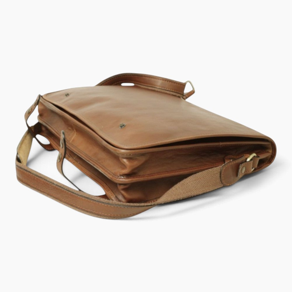 Borsa messenger Vetrina Fiorentina in pelle di vitello color castagna con tracolla regolabile e pattina frontale
