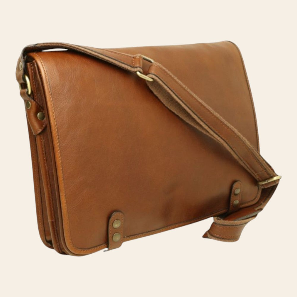 Borsa messenger Vetrina Fiorentina in vitello nappato color castagna con tracolla regolabile e chiusura a pattina