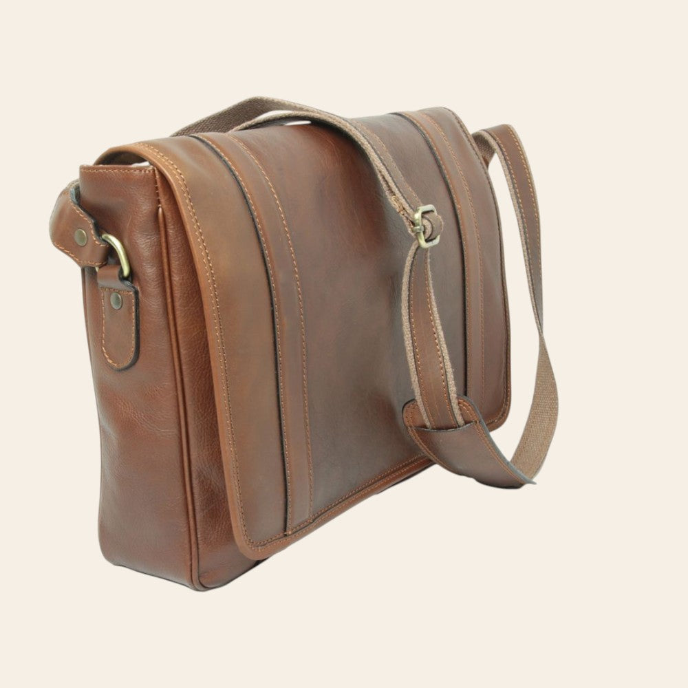 Borsa messenger Vetrina Fiorentina in vitello morbido color castagna con tracolla regolabile e chiusura a calamita