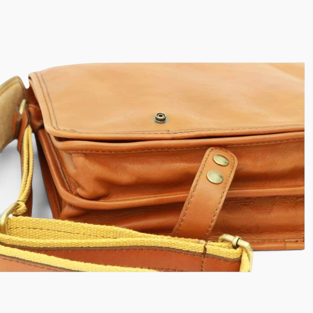 Dettaglio della borsa messenger Vetrina Fiorentina in pelle di vitello color coloniale con tracolla regolabile