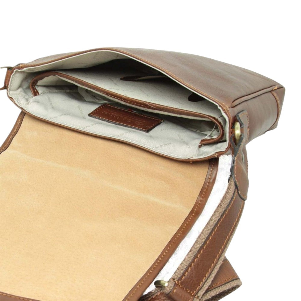 Interno della borsa messenger Vetrina Fiorentina in pelle di vitello color castagna con scomparti e fodera in tessuto