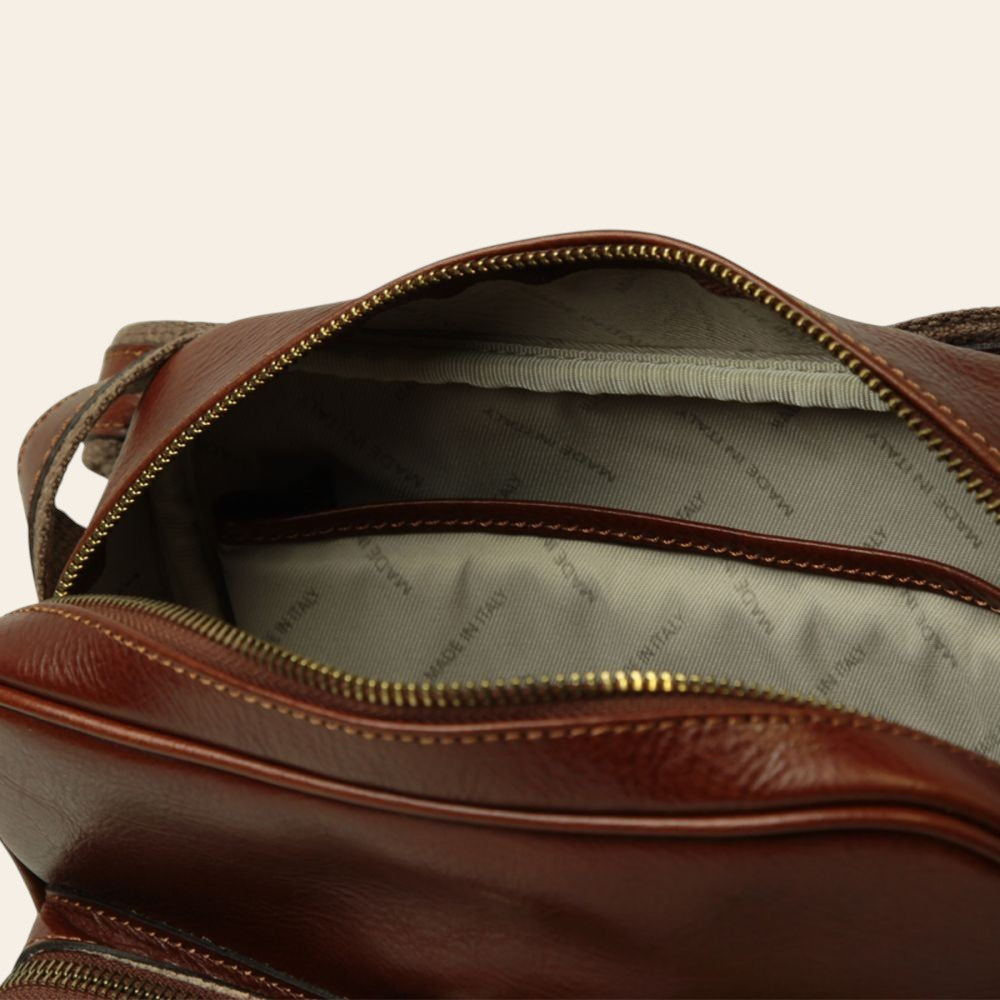 Interno della borsa messenger Vetrina Fiorentina in pelle marrone con fodera chiara e scomparti organizzati