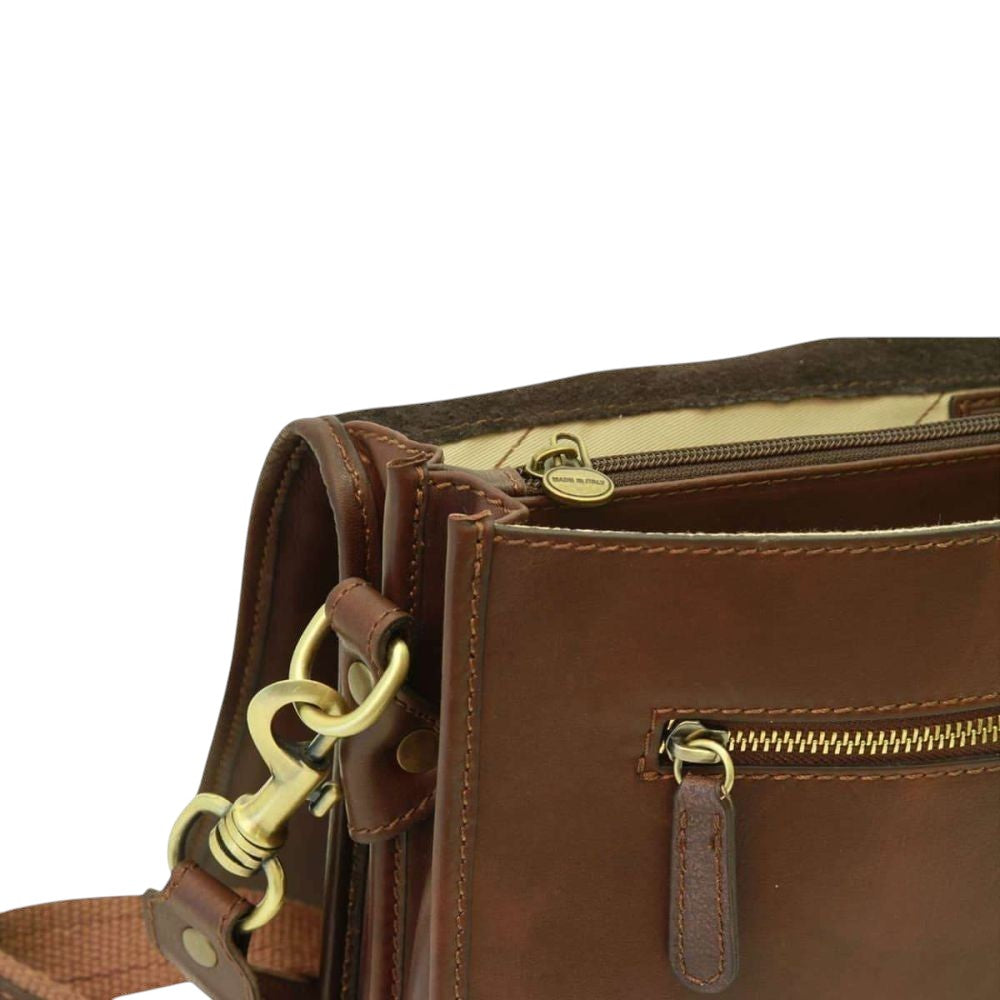 Dettaglio borsa messenger Vetrina Fiorentina in pelle di vitello marrone con cerniere in ottone e tracolla regolabile
