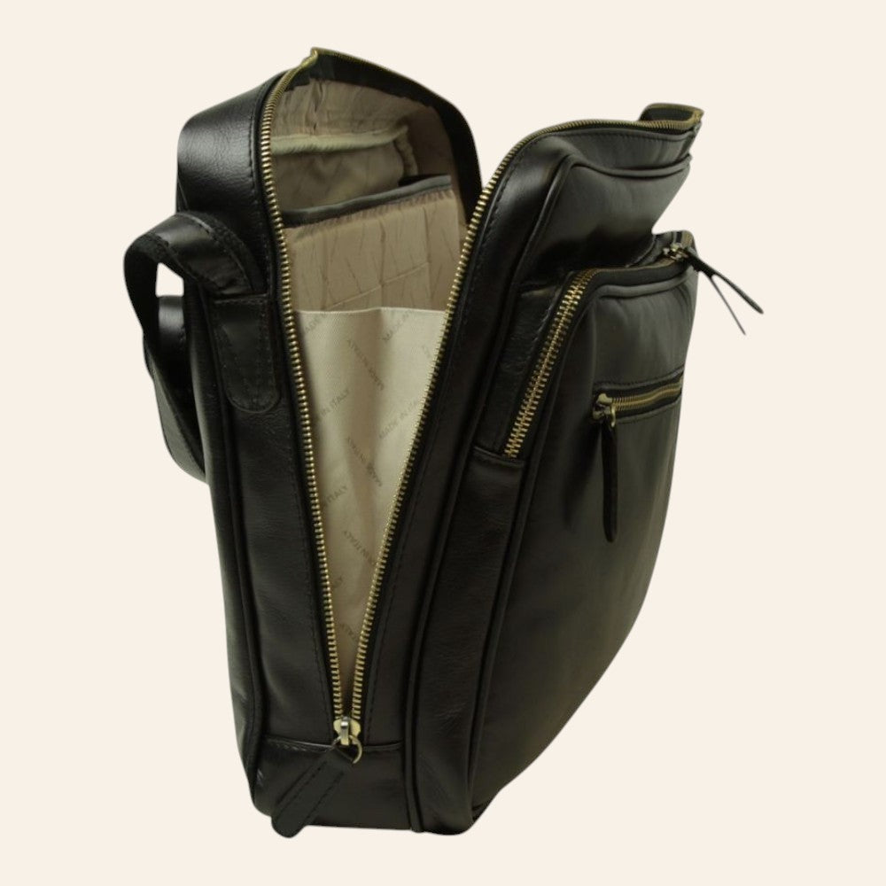 Geöffnete Messenger-Tasche aus vollnarbigem Kalbsleder in Schwarz mit sichtbarem Futter und Innenfächern