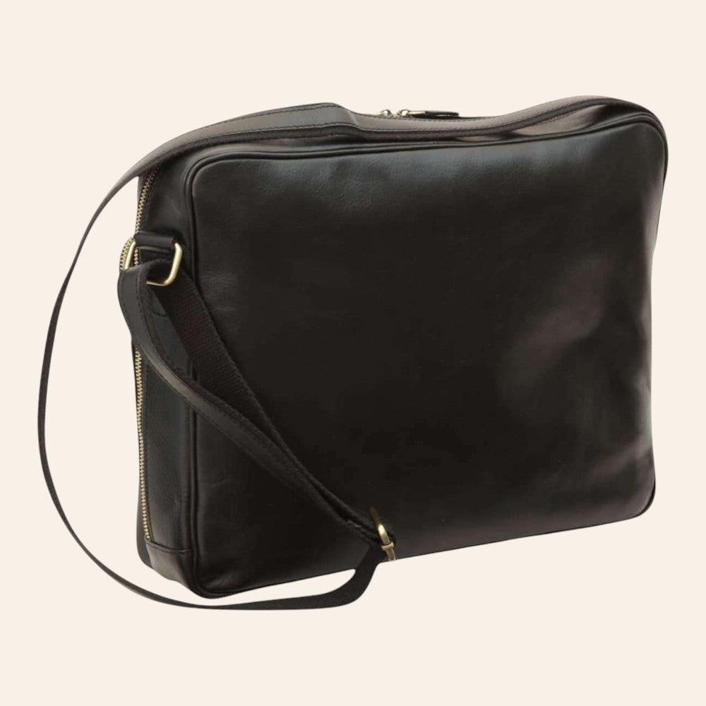 Schrägansicht einer Messenger-Tasche aus vollnarbigem Kalbsleder in Schwarz mit Schultergurt und Reißverschlüssen