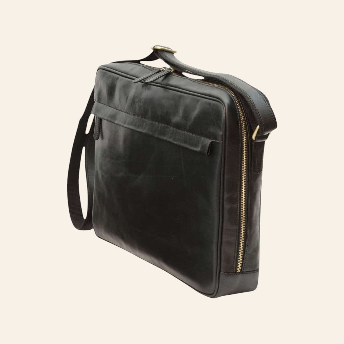 Schrägansicht einer Messenger-Tasche aus vollnarbigem Kalbsleder in Schwarz mit Schultergurt und Reißverschlüssen